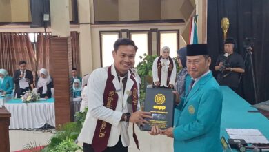 Fisioterapis Persib Benediktus menerima map ijazah pada prosesi sumpah profesi fisioterapi di UMPP.