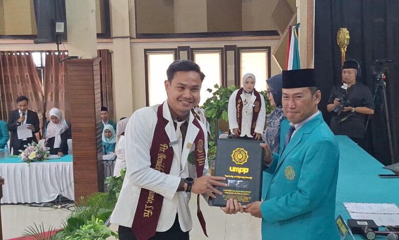 Fisioterapis Persib Benediktus menerima map ijazah pada prosesi sumpah profesi fisioterapi di UMPP.