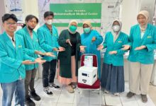 Tim PKM KC UMS menunjukkan inovasi alat penghancur limbah jarum suntik NECIS di Klinik Muhammadiyah Medical Center