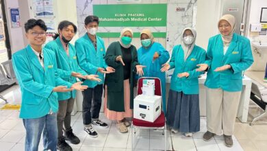 Tim PKM KC UMS menunjukkan inovasi alat penghancur limbah jarum suntik NECIS di Klinik Muhammadiyah Medical Center