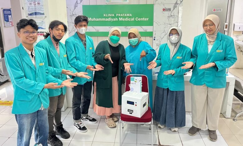 Tim PKM KC UMS menunjukkan inovasi alat penghancur limbah jarum suntik NECIS di Klinik Muhammadiyah Medical Center