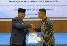 Dekan FKIP UMS Prof Anam Sutopo menyerahkan sertifikat penghargaan kepada alumni FKIP UMS Muhsin Abdurrahman anggota Korps Brimob Mabes Polri