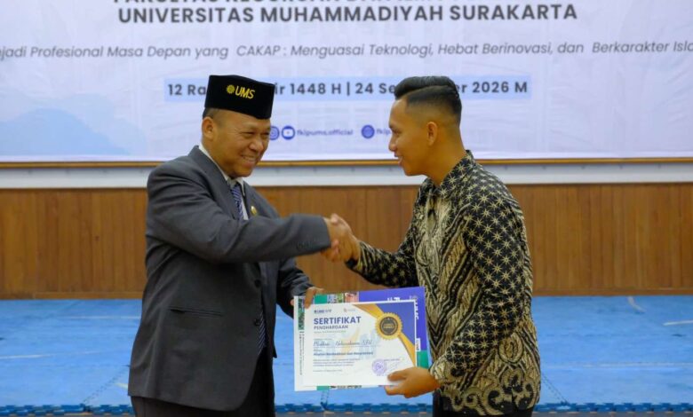 Dekan FKIP UMS Prof Anam Sutopo menyerahkan sertifikat penghargaan kepada alumni FKIP UMS Muhsin Abdurrahman anggota Korps Brimob Mabes Polri