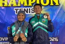 Dua atlet pelajar tenis SMA Muhammadiyah Kudus, Anandisti Laroya Askana (hijab) dan Ahrenza Cyrill Mahira, memegang tiga medali mereka di panggung POPDA Jawa Tengah 2026.