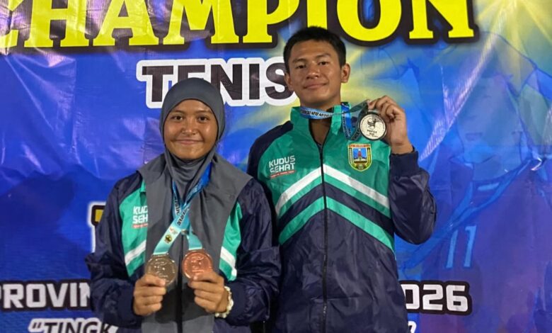 Dua atlet pelajar tenis SMA Muhammadiyah Kudus, Anandisti Laroya Askana (hijab) dan Ahrenza Cyrill Mahira, memegang tiga medali mereka di panggung POPDA Jawa Tengah 2026.