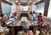 Tim 1000 Cahaya sedang memaparkan laporan audit energi Gedung PP Muhammadiyah di ruang rapat Jakarta.