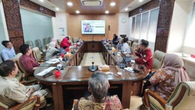 Tim 1000 Cahaya sedang memaparkan laporan audit energi Gedung PP Muhammadiyah di ruang rapat Jakarta.