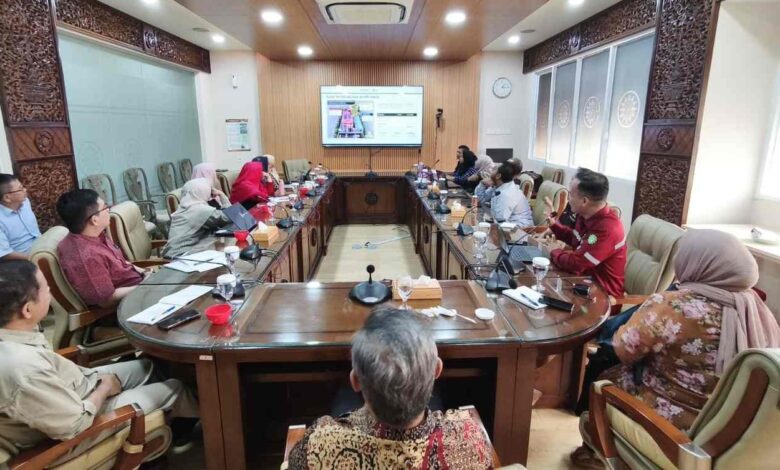 Tim 1000 Cahaya sedang memaparkan laporan audit energi Gedung PP Muhammadiyah di ruang rapat Jakarta.