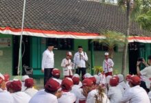 Siswa MIM Luwang membaca materi edukasi bahaya gadget pada anak dalam program psikoedukasi Fakultas Psikologi UMS