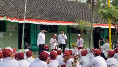 Siswa MIM Luwang membaca materi edukasi bahaya gadget pada anak dalam program psikoedukasi Fakultas Psikologi UMS
