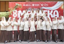 Tim BARITMA SMP Mutual Magelang berpose bersama memegang piala Juara LKBB Jawa Tengah.