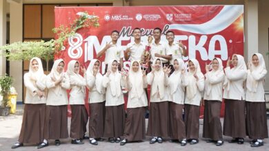 Tim BARITMA SMP Mutual Magelang berpose bersama memegang piala Juara LKBB Jawa Tengah.
