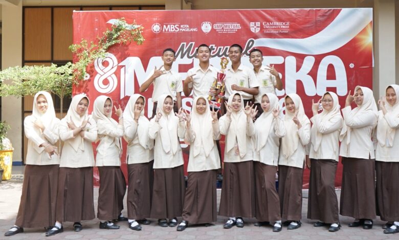Tim BARITMA SMP Mutual Magelang berpose bersama memegang piala Juara LKBB Jawa Tengah.