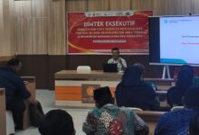 Pemateri menyampaikan materi Bimtek Eksekutif PDM Solo Raya di UMPKU Surakarta tentang Good Governance.