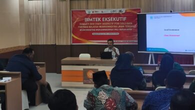 Pemateri menyampaikan materi Bimtek Eksekutif PDM Solo Raya di UMPKU Surakarta tentang Good Governance.