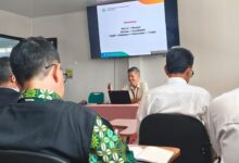 Suasana Bimtek Eksekutif PWM Jateng di UMKU dengan narasumber menyampaikan materi tata kelola organisasi di depan peserta.