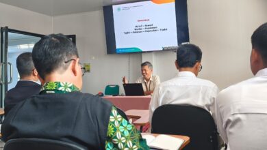 Suasana Bimtek Eksekutif PWM Jateng di UMKU dengan narasumber menyampaikan materi tata kelola organisasi di depan peserta.