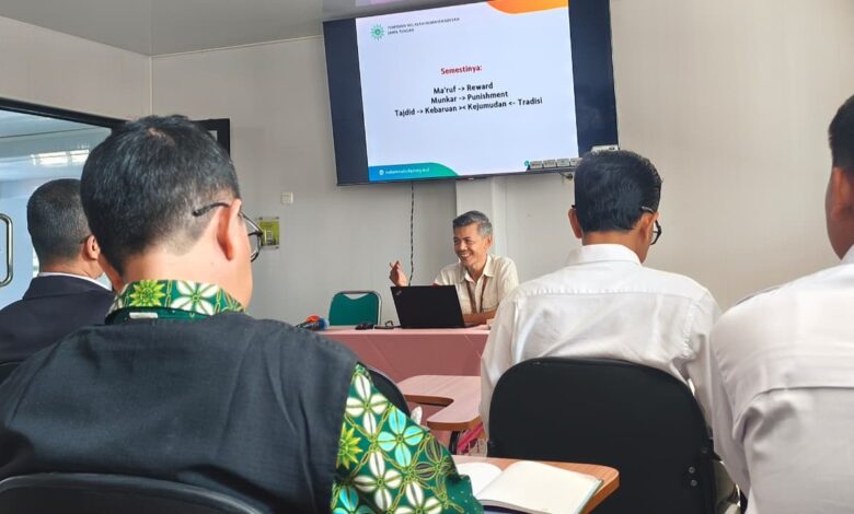 Suasana Bimtek Eksekutif PWM Jateng di UMKU dengan narasumber menyampaikan materi tata kelola organisasi di depan peserta.