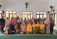 Jamaah Pimpinan Cabang Aisyiyah Cibodas foto bersama saat kegiatan pengajian Dakwah Hijau Aisyiyah dan Gerakan 1000 Cahaya.