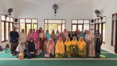 Jamaah Pimpinan Cabang Aisyiyah Cibodas foto bersama saat kegiatan pengajian Dakwah Hijau Aisyiyah dan Gerakan 1000 Cahaya.