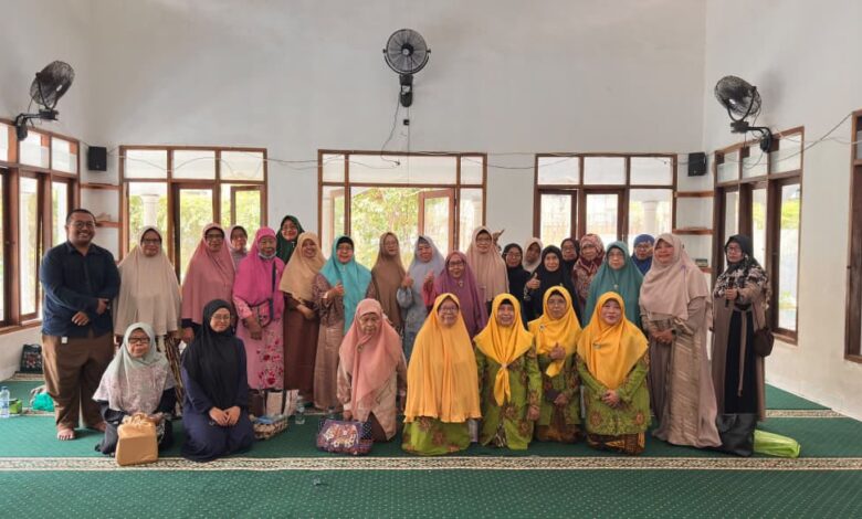 Jamaah Pimpinan Cabang Aisyiyah Cibodas foto bersama saat kegiatan pengajian Dakwah Hijau Aisyiyah dan Gerakan 1000 Cahaya.