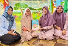 FKG UMS pendampingan UKS Sehat di TK Aisyiyah Surakarta saat penyerahan modul buku petunjuk teknis sekolah sehat.