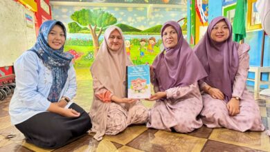 FKG UMS pendampingan UKS Sehat di TK Aisyiyah Surakarta saat penyerahan modul buku petunjuk teknis sekolah sehat.