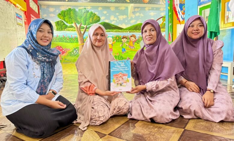 FKG UMS pendampingan UKS Sehat di TK Aisyiyah Surakarta saat penyerahan modul buku petunjuk teknis sekolah sehat.