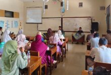 Guru SMK Muhammadiyah Mayong menyimak pemaparan kajian rutin bertema pengabdian dan perjuangan KH Ahmad Dahlan di dalam ruang kelas.
