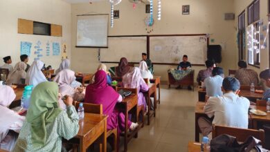 Guru SMK Muhammadiyah Mayong menyimak pemaparan kajian rutin bertema pengabdian dan perjuangan KH Ahmad Dahlan di dalam ruang kelas.