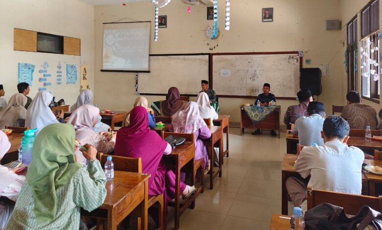 Guru SMK Muhammadiyah Mayong menyimak pemaparan kajian rutin bertema pengabdian dan perjuangan KH Ahmad Dahlan di dalam ruang kelas.