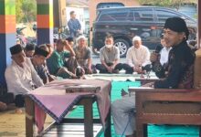 Ikhwanushoffa menyampaikan materi Kajian Ahad Pagi PCM Kebakramat Karanganyar mengenai bahaya utang konsumtif dan pengelolaan zakat.
