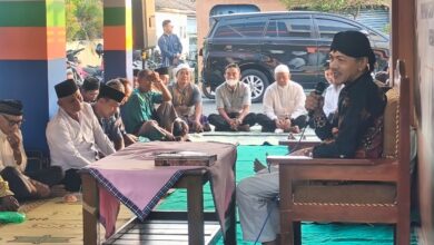 Ikhwanushoffa menyampaikan materi Kajian Ahad Pagi PCM Kebakramat Karanganyar mengenai bahaya utang konsumtif dan pengelolaan zakat.
