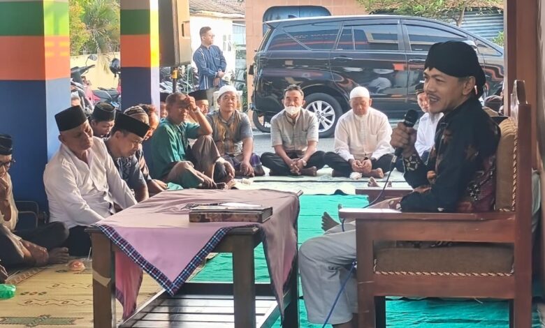 Ikhwanushoffa menyampaikan materi Kajian Ahad Pagi PCM Kebakramat Karanganyar mengenai bahaya utang konsumtif dan pengelolaan zakat.