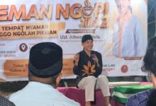 Ust. Ikhwanushoffa sedang memberikan paparan materi dalam kajian Teman Ngopi Jilid 2 di Pekalongan