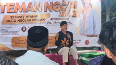 Ust. Ikhwanushoffa sedang memberikan paparan materi dalam kajian Teman Ngopi Jilid 2 di Pekalongan