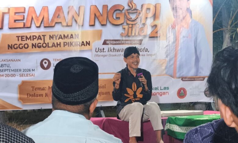 Ust. Ikhwanushoffa sedang memberikan paparan materi dalam kajian Teman Ngopi Jilid 2 di Pekalongan