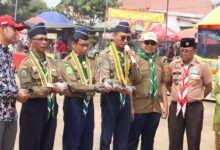 Sekda Pemalang Bagus Sutopo bersama para pimpinan Muhammadiyah dan tokoh kepanduan Hizbul Wathan saat pelepasan burung merpati di pembukaan Jamda-X Hizbul Wathan Pemalang di Lapangan Dewaruci.