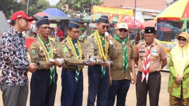 Sekda Pemalang Bagus Sutopo bersama para pimpinan Muhammadiyah dan tokoh kepanduan Hizbul Wathan saat pelepasan burung merpati di pembukaan Jamda-X Hizbul Wathan Pemalang di Lapangan Dewaruci.
