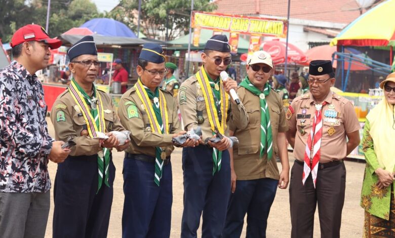 Sekda Pemalang Bagus Sutopo bersama para pimpinan Muhammadiyah dan tokoh kepanduan Hizbul Wathan saat pelepasan burung merpati di pembukaan Jamda-X Hizbul Wathan Pemalang di Lapangan Dewaruci.
