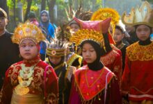 Murid SD Muhammadiyah PK Kottabarat mengenakan pakaian adat Nusantara saat mengikuti karnaval jalan sehat Solo di Purwosari.