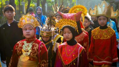 Murid SD Muhammadiyah PK Kottabarat mengenakan pakaian adat Nusantara saat mengikuti karnaval jalan sehat Solo di Purwosari.
