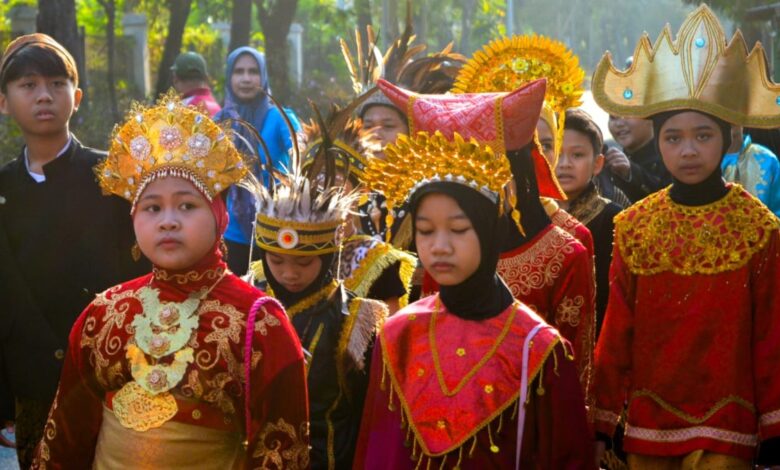 Murid SD Muhammadiyah PK Kottabarat mengenakan pakaian adat Nusantara saat mengikuti karnaval jalan sehat Solo di Purwosari.