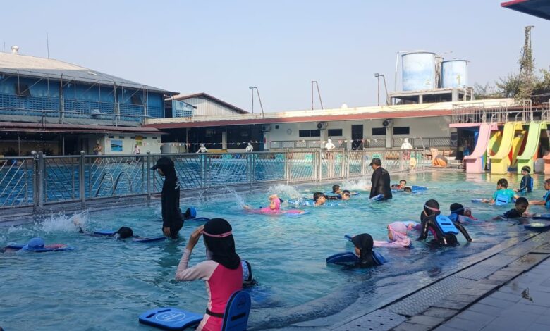 Siswa SD Muhammadiyah 1 Solo mengikuti kegiatan renang anak SD di Bengawan Sport Solo untuk mengasah kemampuan motorik