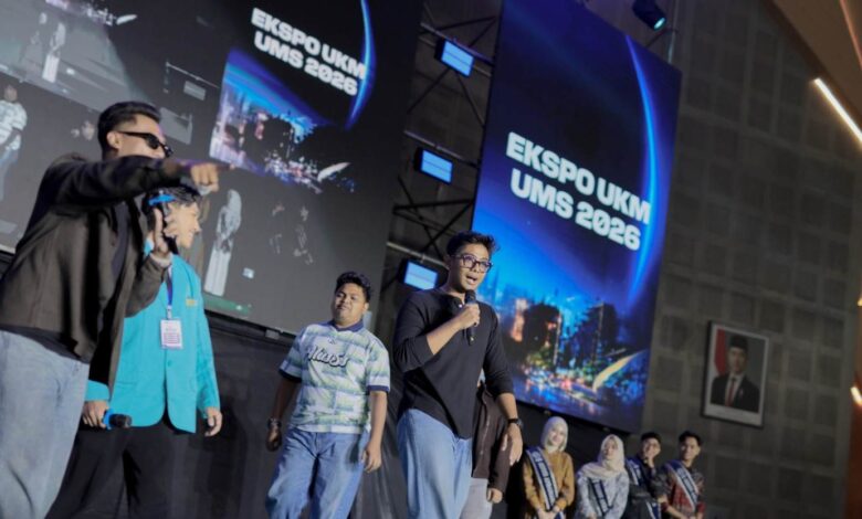 Influencer Danang Giri Sadewa memegang mikrofon di panggung Ekspo UKM UMS 2026 Edutorium Surakarta.