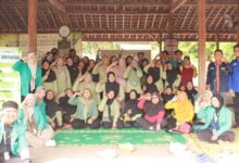 Ibu-ibu PKK Desa Catur dan tim PPK Ormawa UMS berfoto bersama dalam kegiatan edukasi kesehatan mental ibu PKK di Boyolali.