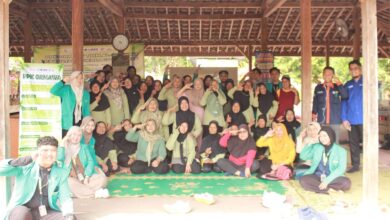 Ibu-ibu PKK Desa Catur dan tim PPK Ormawa UMS berfoto bersama dalam kegiatan edukasi kesehatan mental ibu PKK di Boyolali.