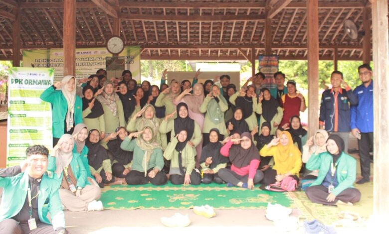 Ibu-ibu PKK Desa Catur dan tim PPK Ormawa UMS berfoto bersama dalam kegiatan edukasi kesehatan mental ibu PKK di Boyolali.