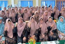 Rombongan pengurus dan anggota Griya Lansia Baiturrahmah Yogyakarta berfoto bersama pengelola Pesantren Senior Aisyiyah Temanggung sambil mengepalkan tangan.