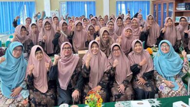 Rombongan pengurus dan anggota Griya Lansia Baiturrahmah Yogyakarta berfoto bersama pengelola Pesantren Senior Aisyiyah Temanggung sambil mengepalkan tangan.